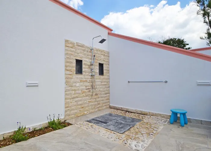 Melandura-5 By Interhome Dinjiška