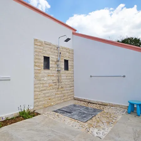 Melandura-5 By Interhome Dinjiška